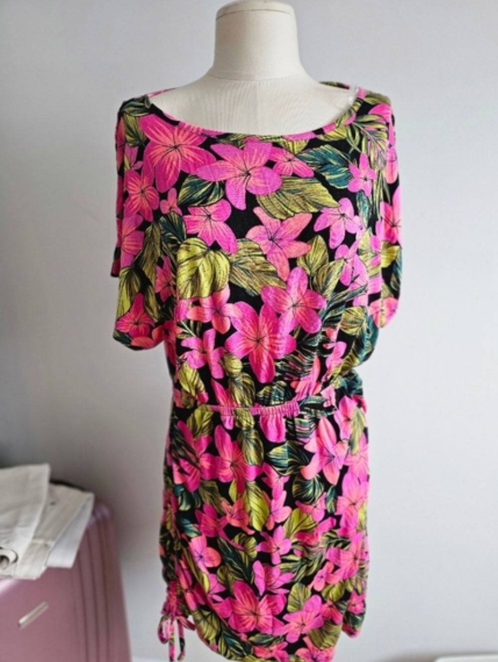 Tropical Floral Short Sleeve Cinch-Waist Dress - Black & Hot Pink